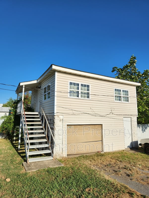 700 1/2 W 16th Street (BILLS PAID- not including tv or wifi) – photo 1 of 6
