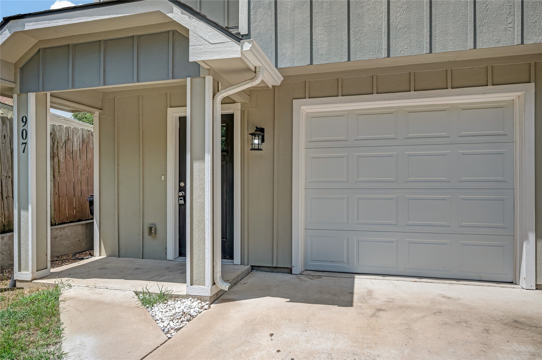 907 W Collins Street – photo 1