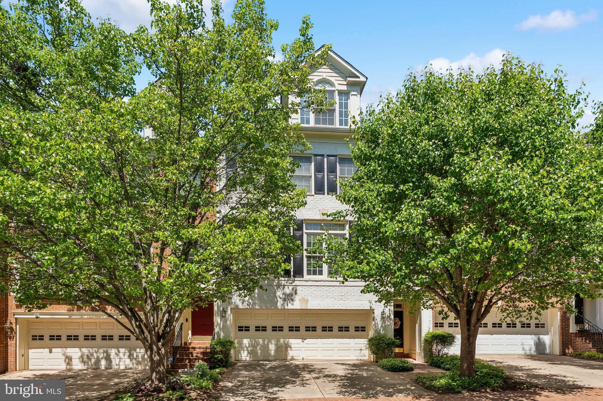 7489 CARRIAGE HILLS Drive – photo 1