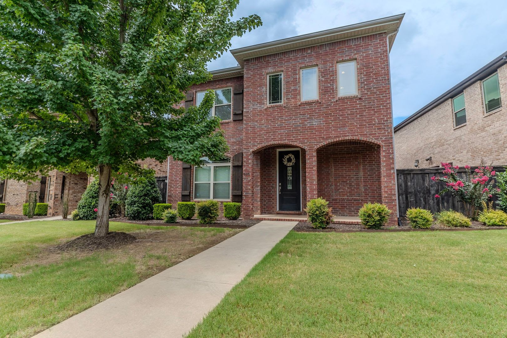 Upscale 4 Bed, 2.5 Bath Available in Fayetteville! – photo 1