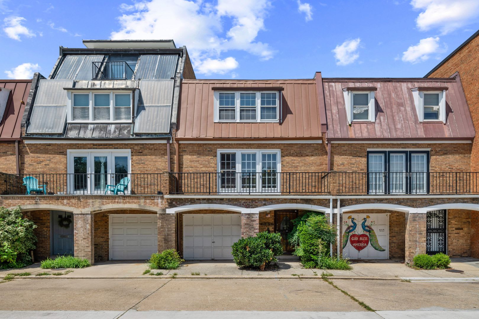 Renovated 3 Level Luxury Townhome With Private Garage Near The Wharf – photo 1