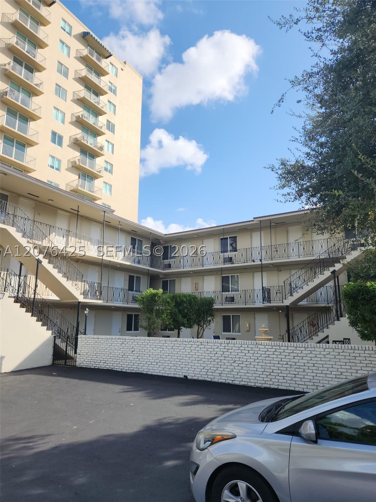 1085 SW 37th Ave – photo 1