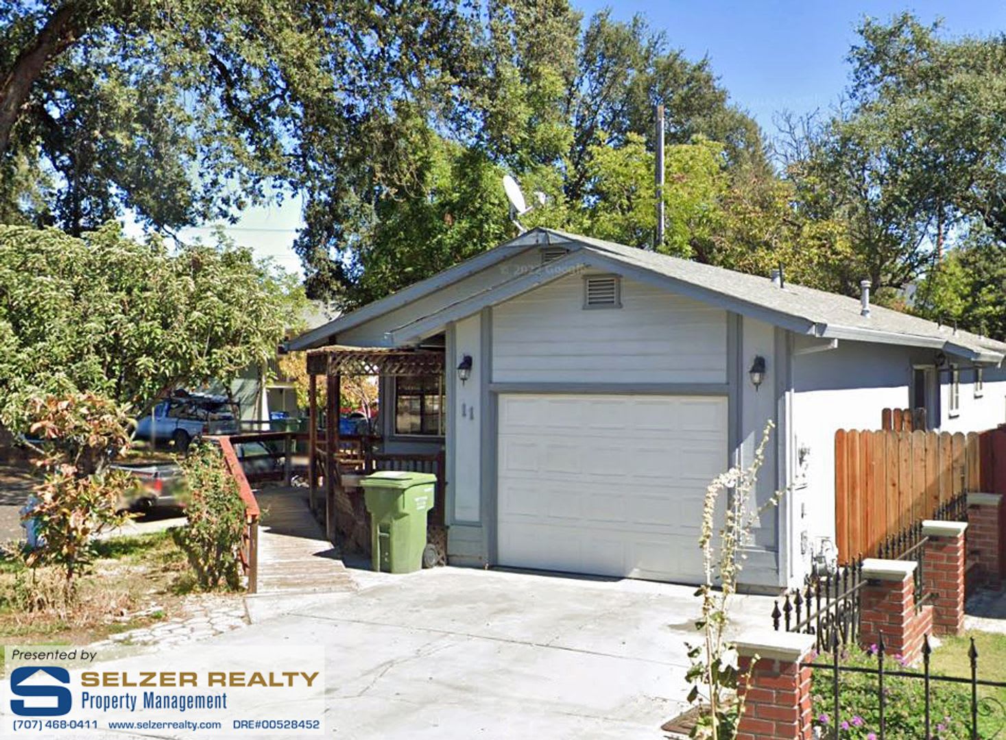 Cozy 3 bd. home on a conveniently located corner lot! – photo 1