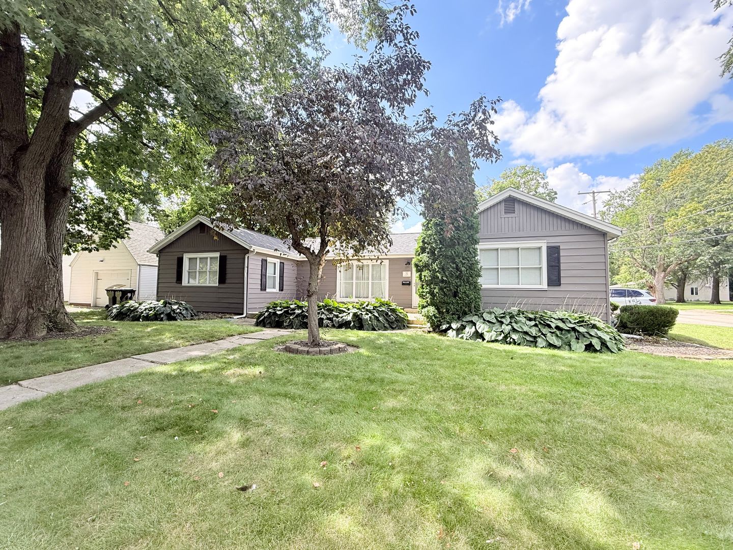 Charming 3 Bedroom Home in Quiet Normal Neighborhood – photo 1