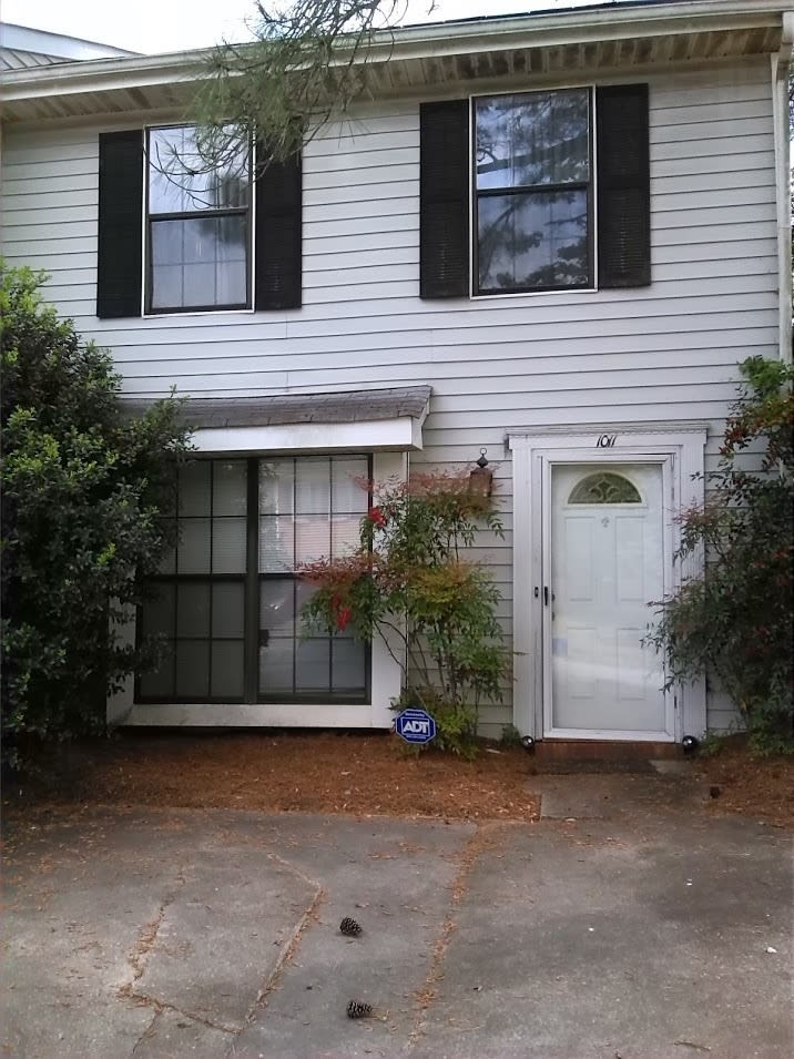 Updated Remodeled Townhome in Prime Smyrna Location! End Unit! – photo 1