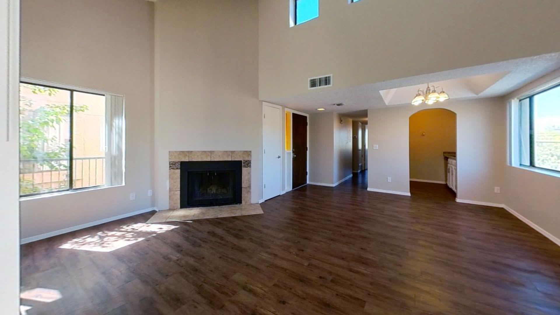 Two Bedroom Apartment Home with Beautfiul Courtyard views – photo 1