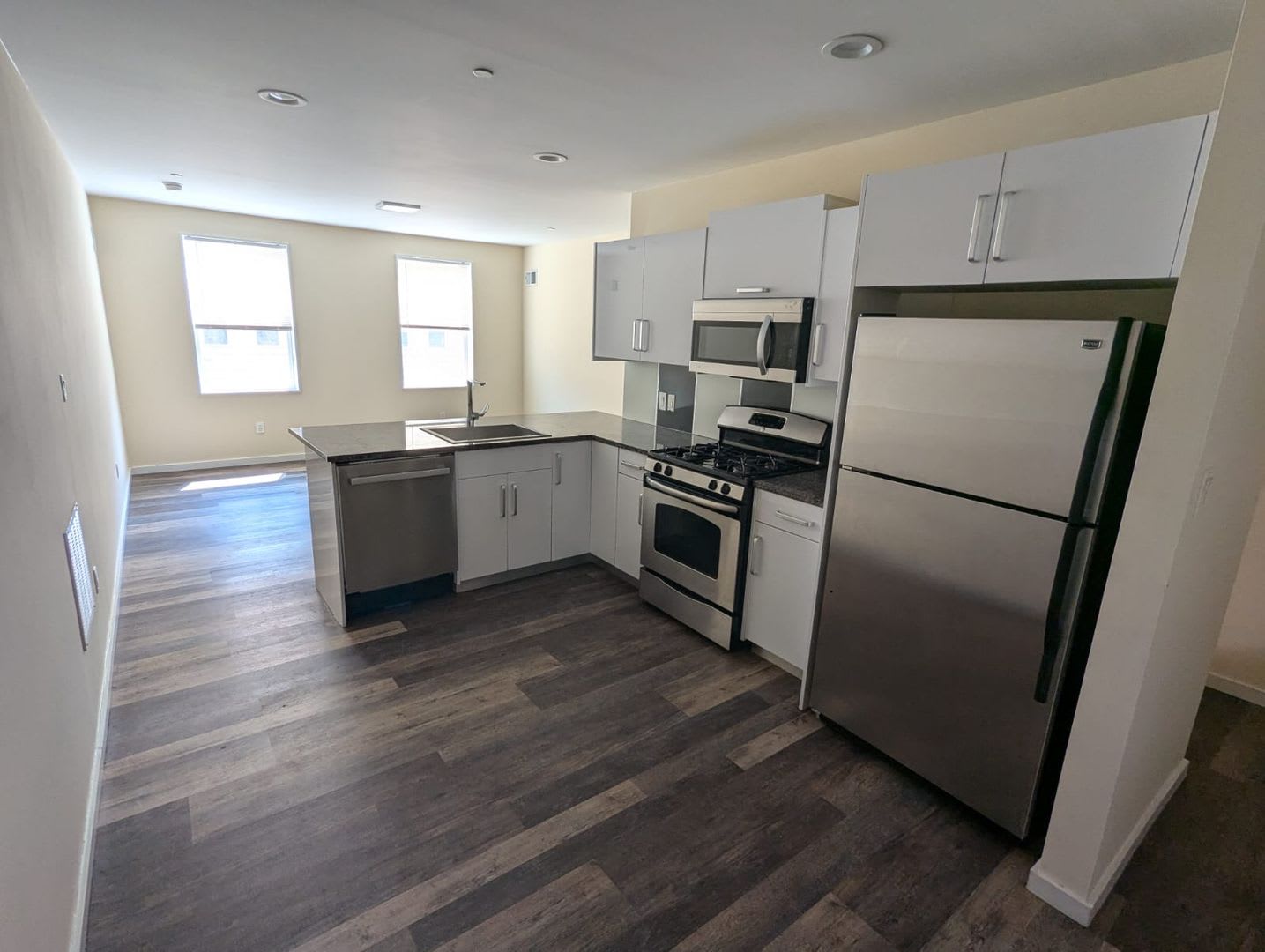 Ny Style Townhome 3Br 2Ba In Gated Community With Garage Parking – photo 1