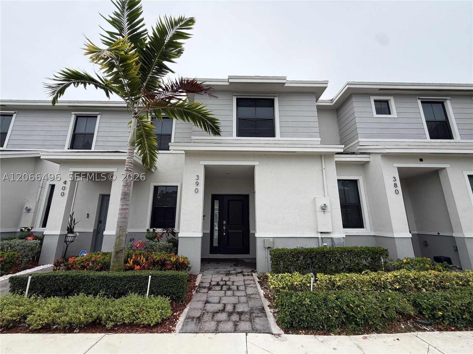 390 NE 12th St – photo 1