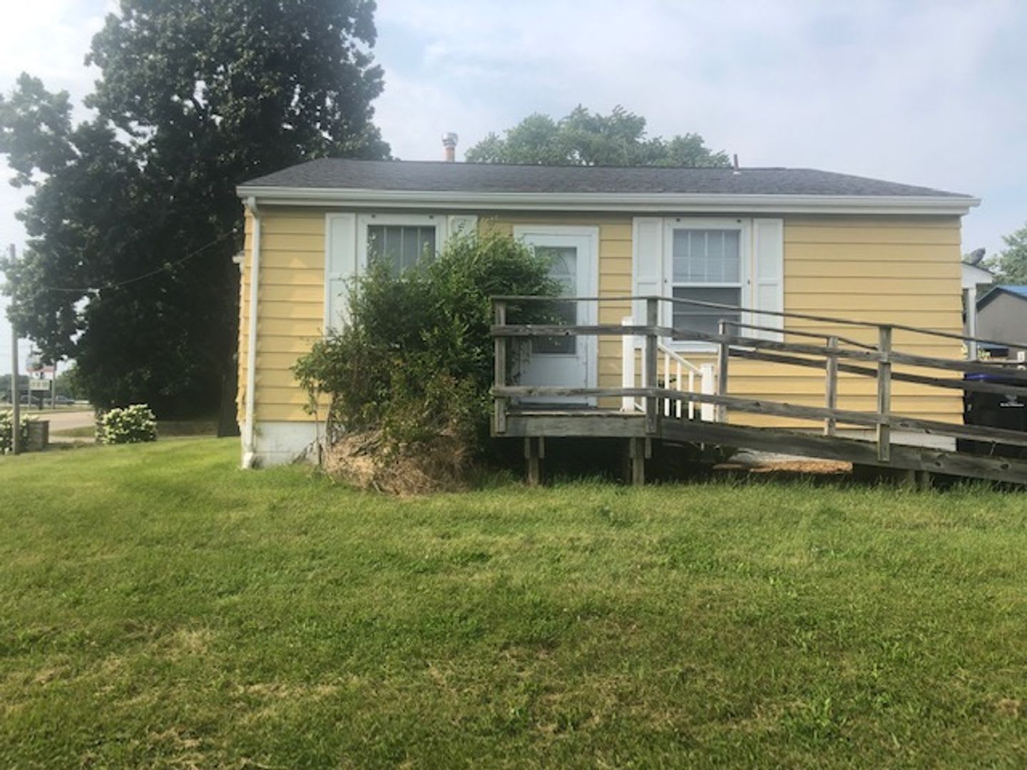 Neat 3 BR house in south Bloomington. Hardwood floors – photo 1