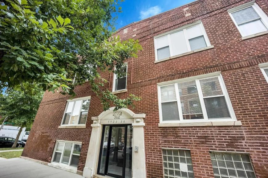 3916 West Altgeld St. – photo 1