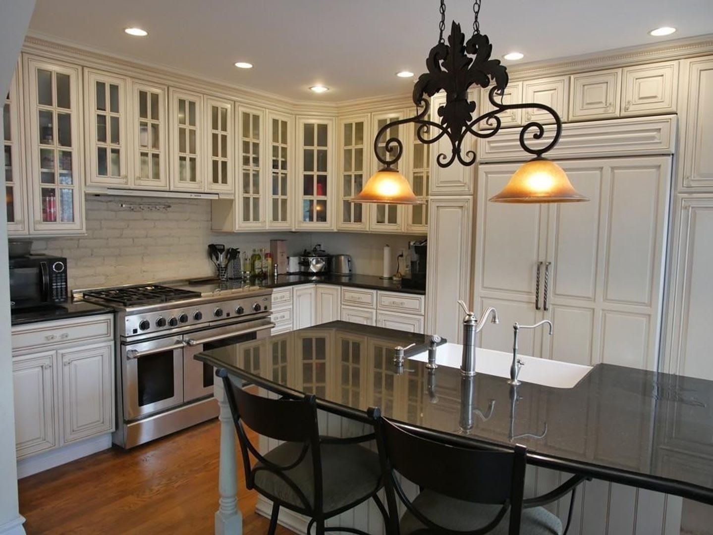 Renovated 5 Bed / 3.5 Bath in South End – 1,836 Sq Ft – W/D in Unit – 9/1 – photo 1