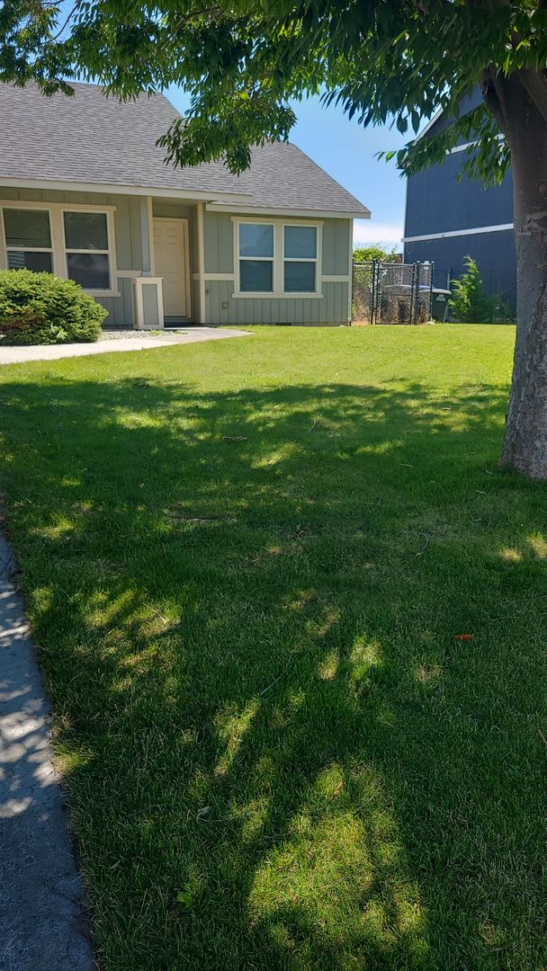 August Rent FREE – photo 1