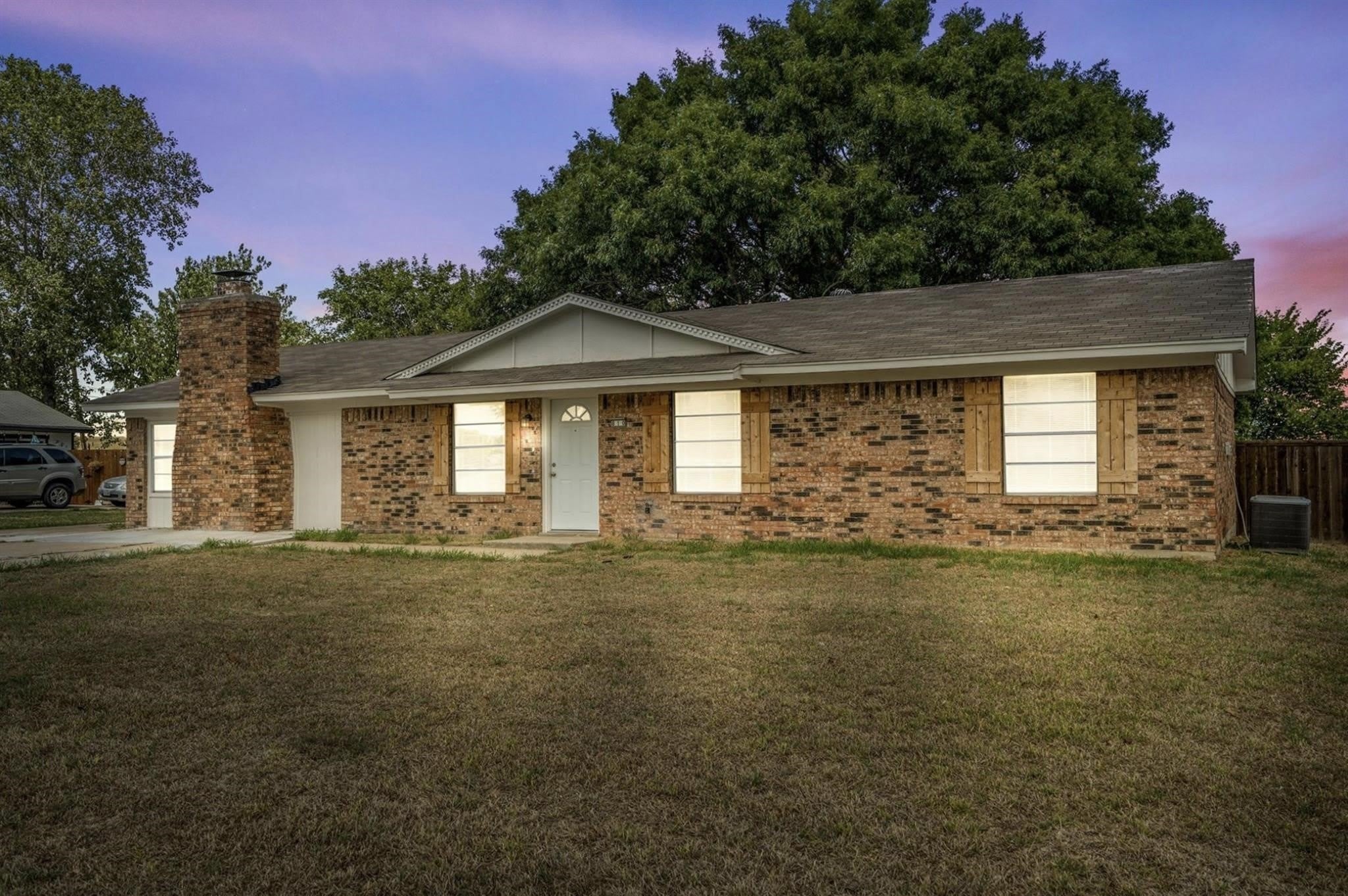 810 S Western Hills Drive – photo 1 of 27