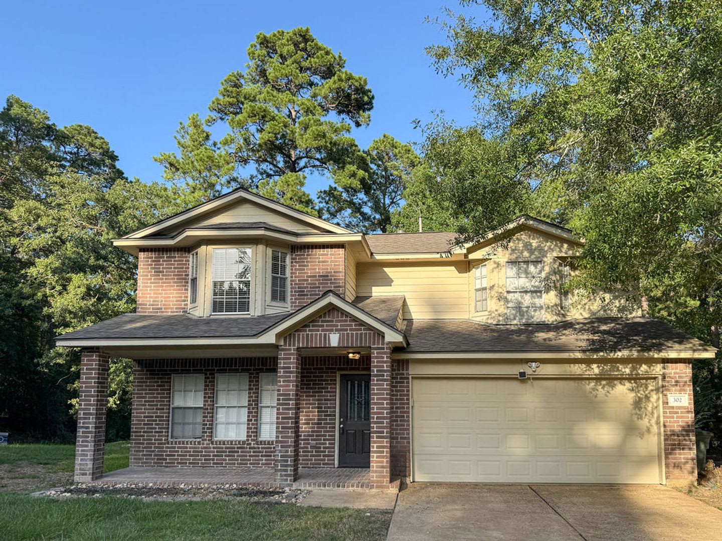 ***MOVE IN SPECIAL*** 1/2 OFF 1st Month's Rent Beautiful 2 Story on Corner in Elkins Lake – photo 1