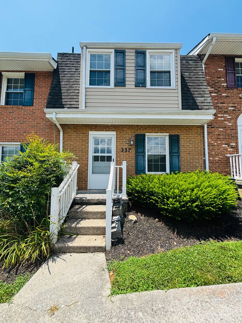 2 Bedroom, 1.5 Bath Townhouse – photo 1