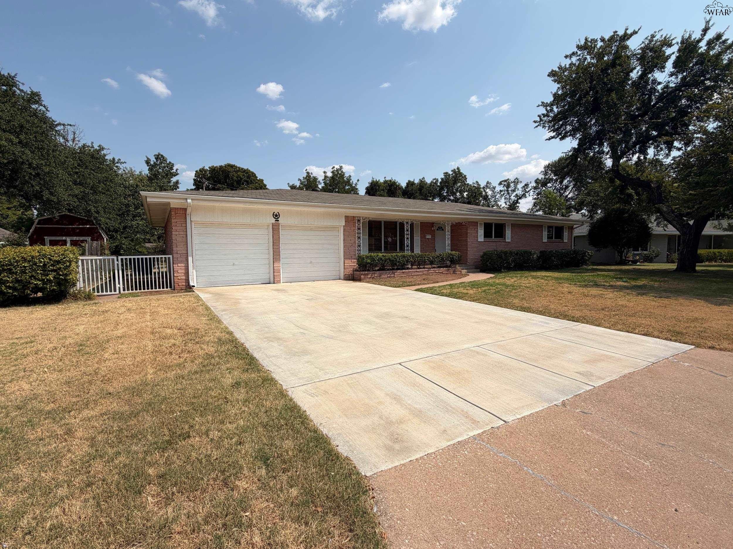 1547 Singleton Avenue – photo 1