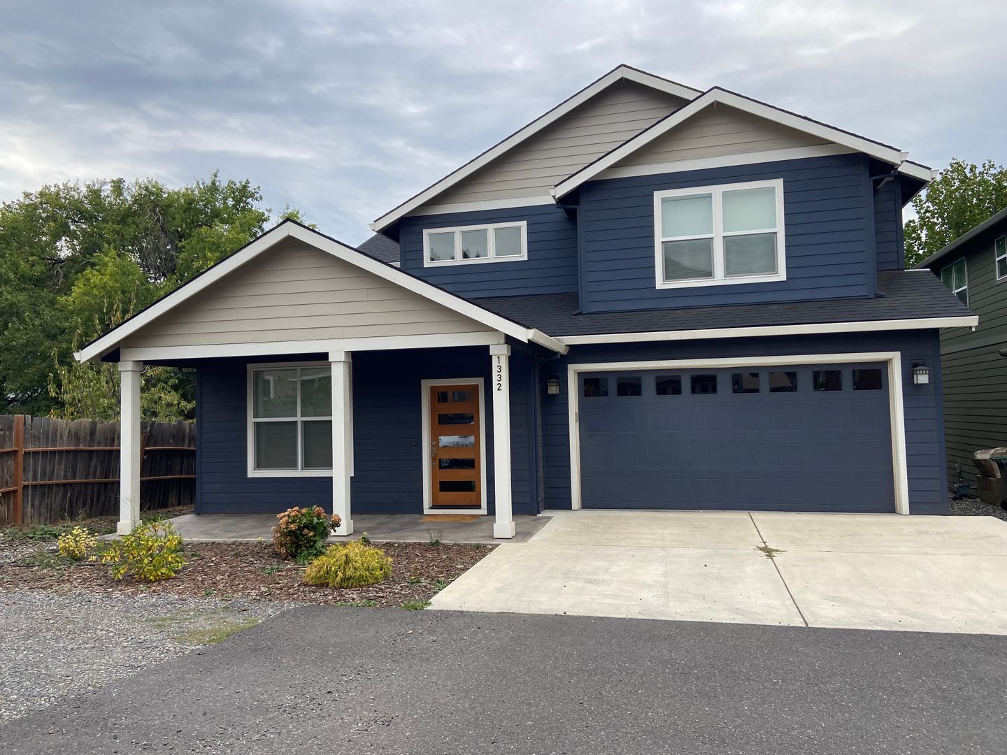 Great Location in Hood River Spacious 5-Bedroom Home with Private Bathrooms &amp; Spacious Open Layout – photo 1 of 15
