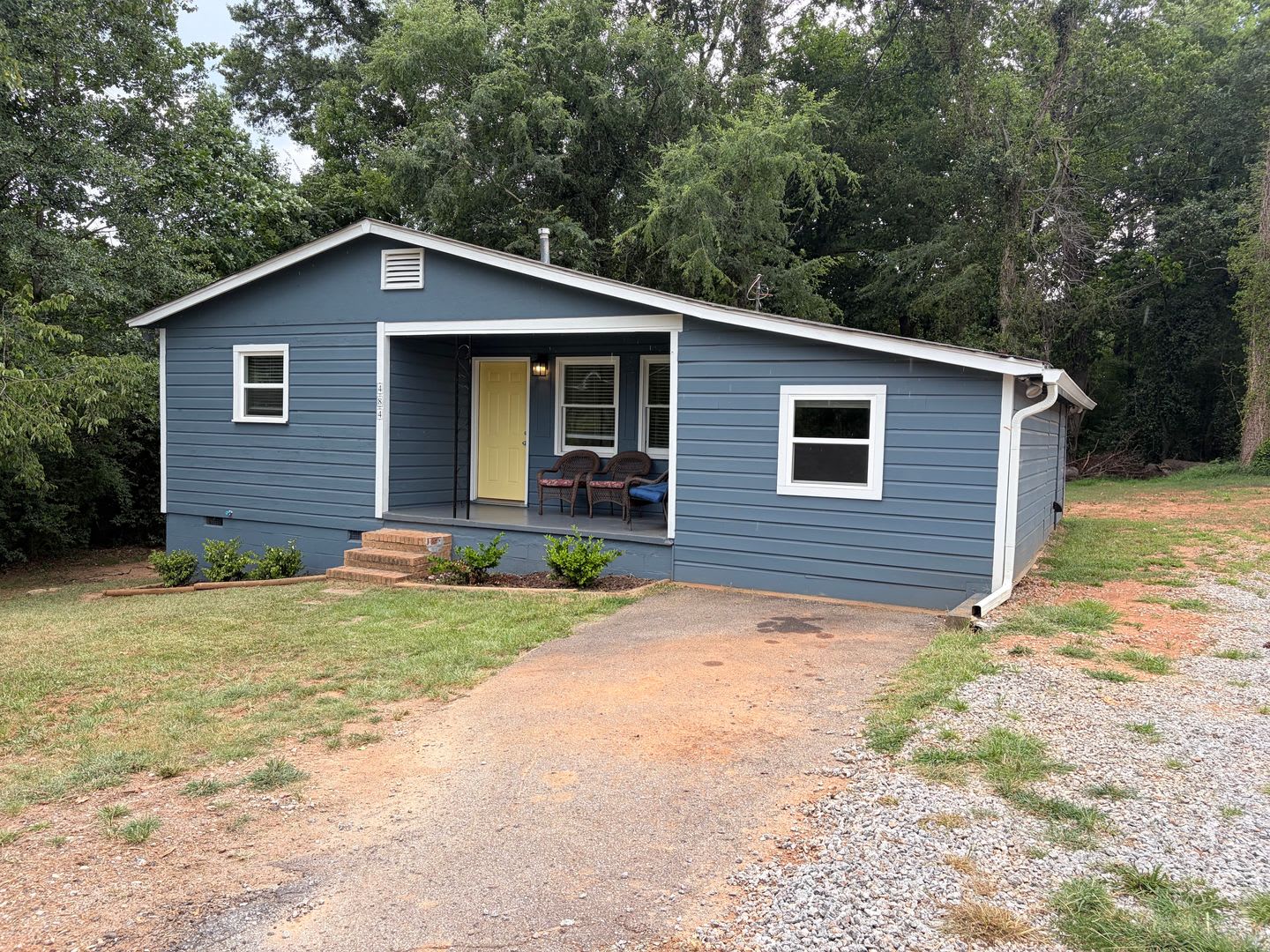 3 Bedroom 2 Bathroom Recently Renovated House – photo 1