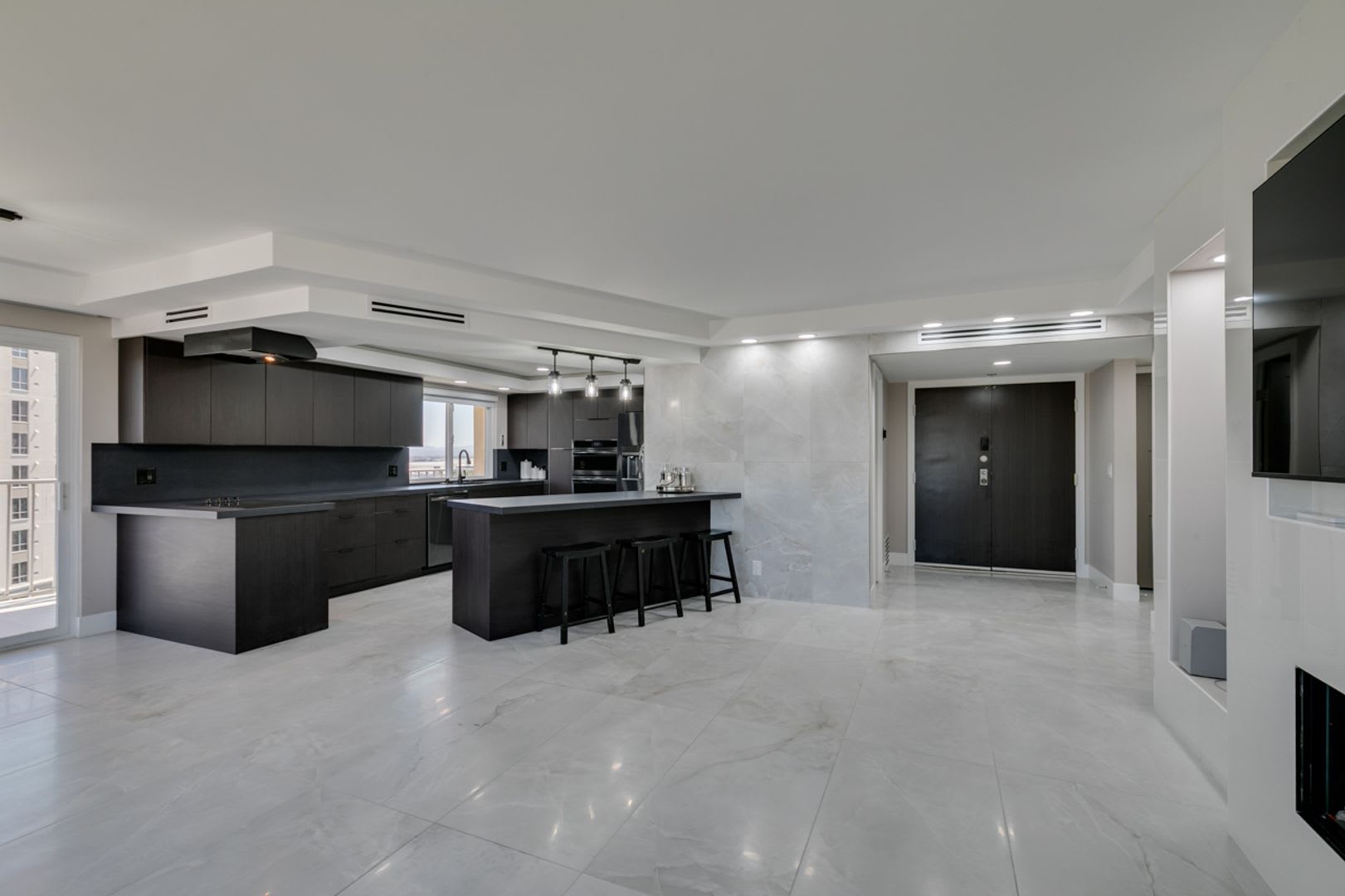 Elevated Penthouse Living with Private Terrace & Resort-Style Amenities – photo 1