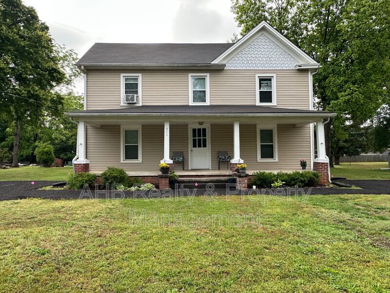 511 Cummings St – photo 1 of 10