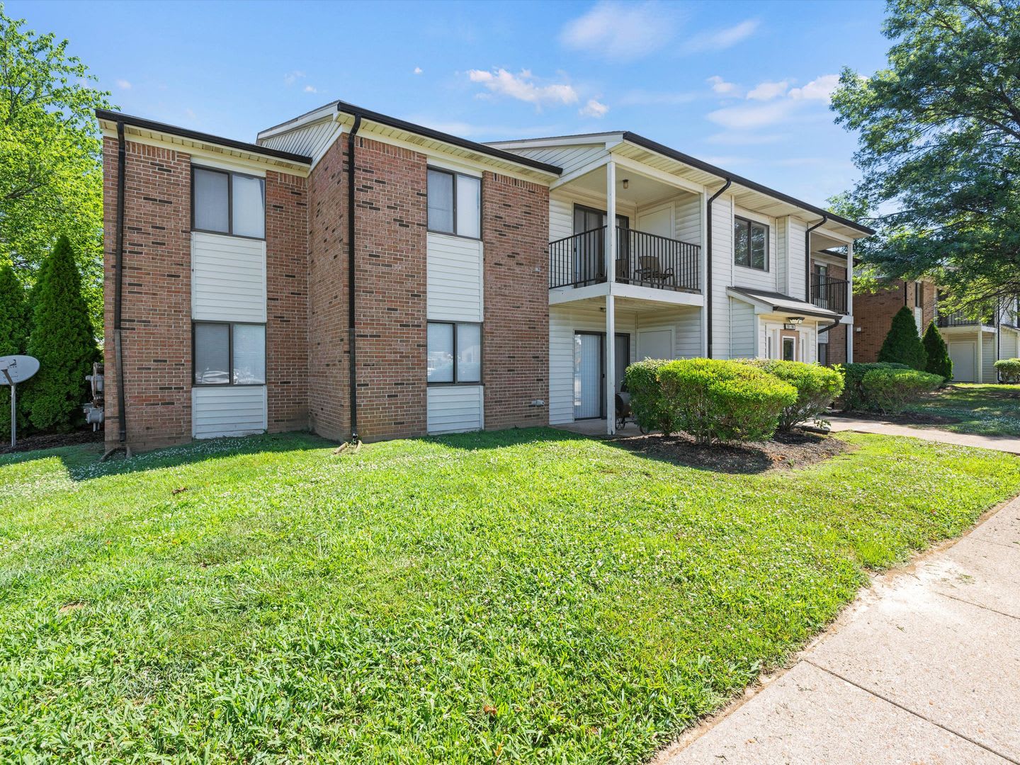 Live 5 Minutes from HONDA********** Rent $1324/mo*********Restaurants and Grocery Around the corner – photo 1 of 22