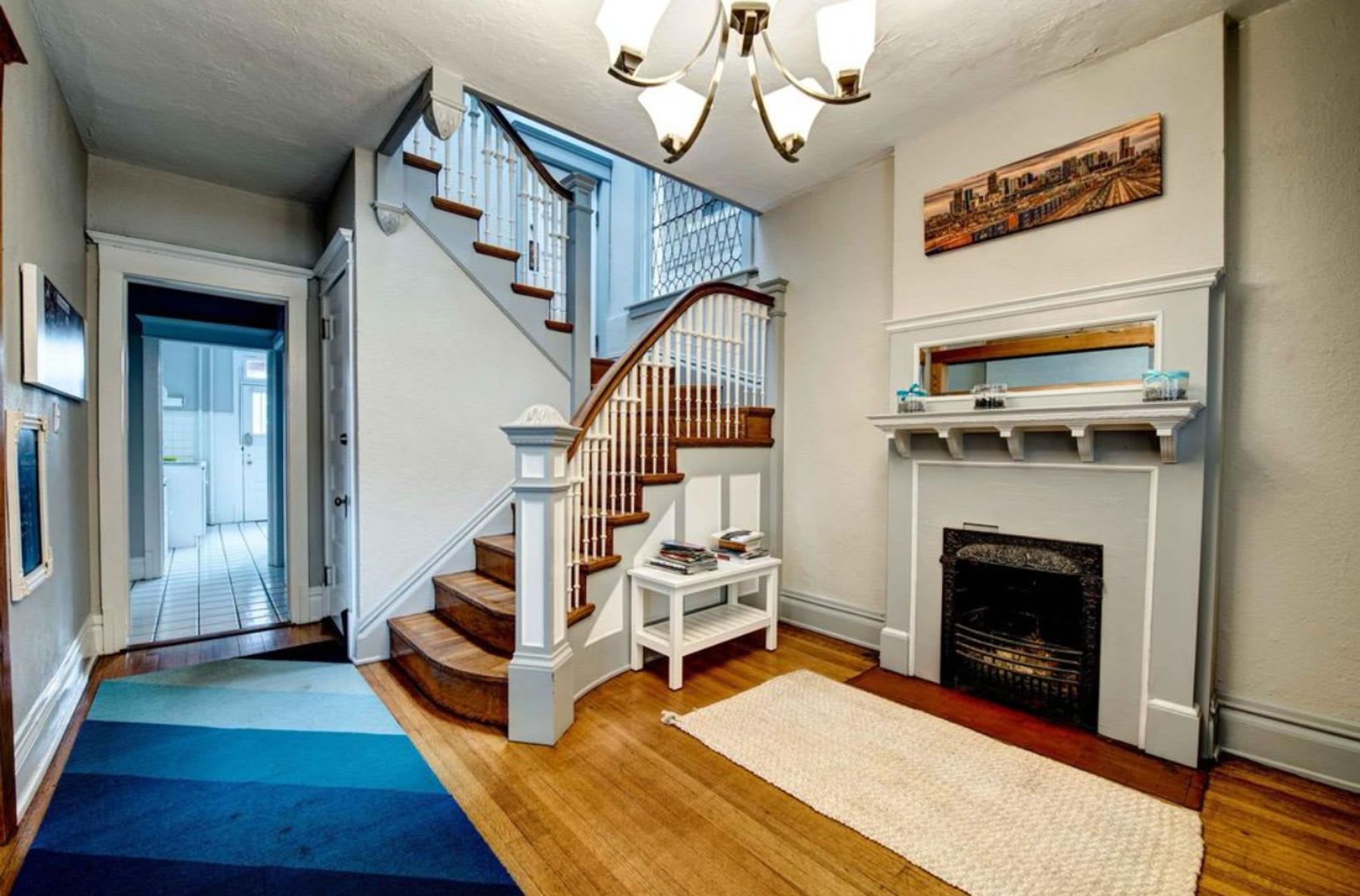 Beautiful two story unit with Victorian charm – photo 1