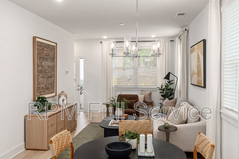 708 N Dupont Avenue – photo 1