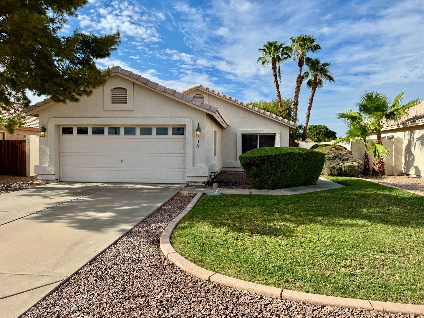 Beautiful 3 bed/2 bath home with tons of upgrades in Gilbert! Close to downtown! – photo 1