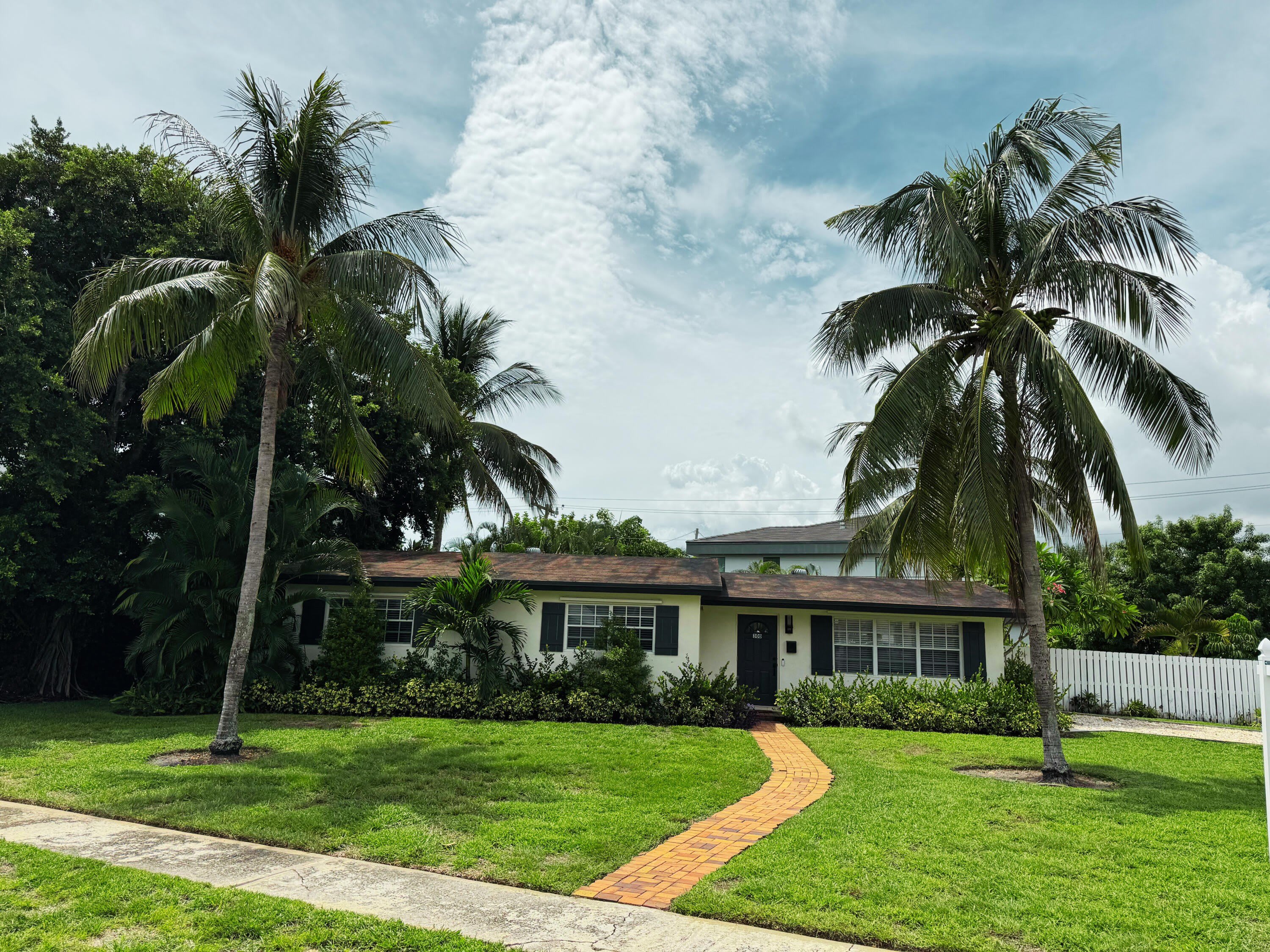 300 NE 7th Street – photo 1
