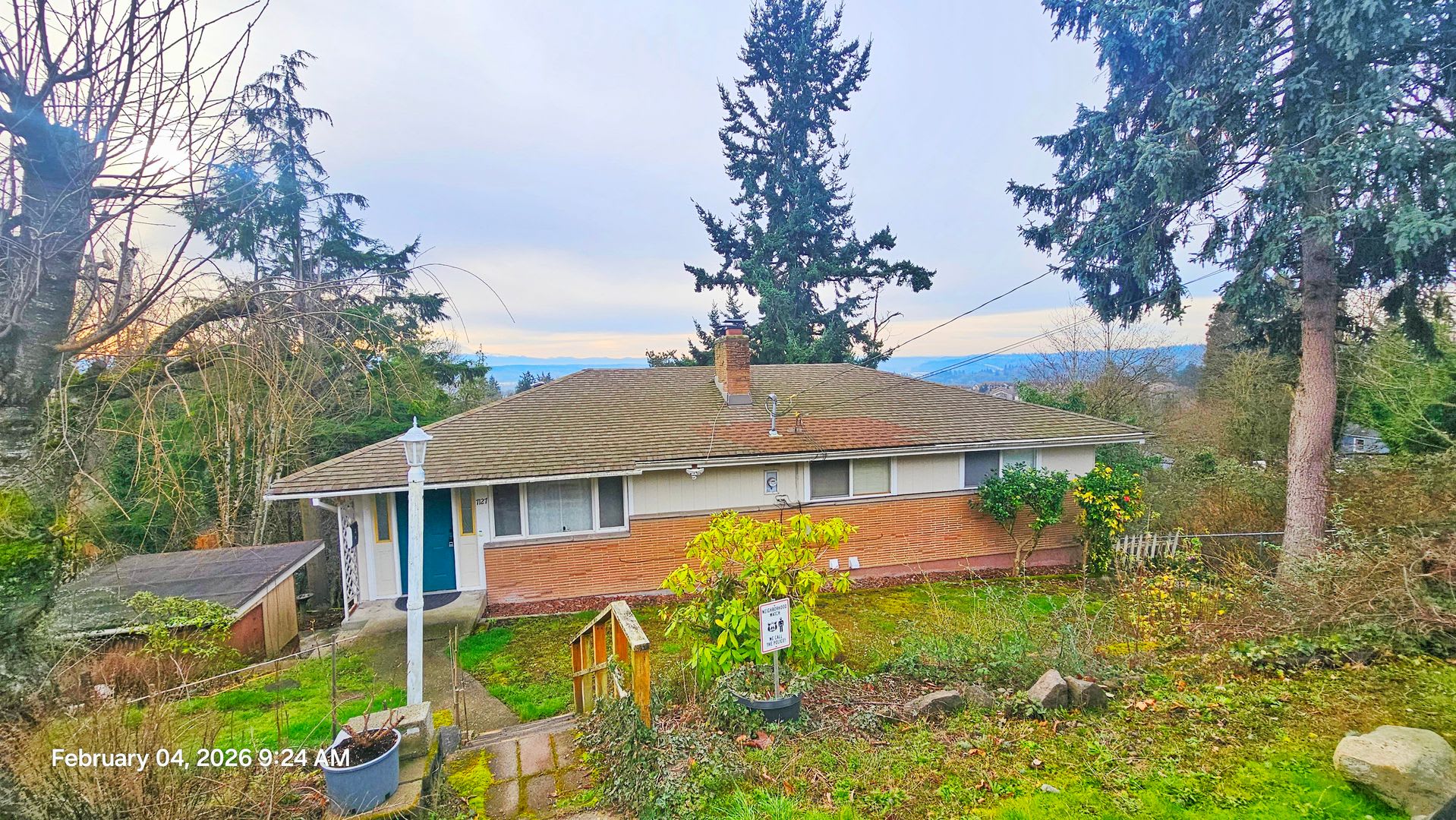 Charming 3 Bed 1.5 Bath Home in Skyway with a great view of Mt Rainier – photo 1 of 27
