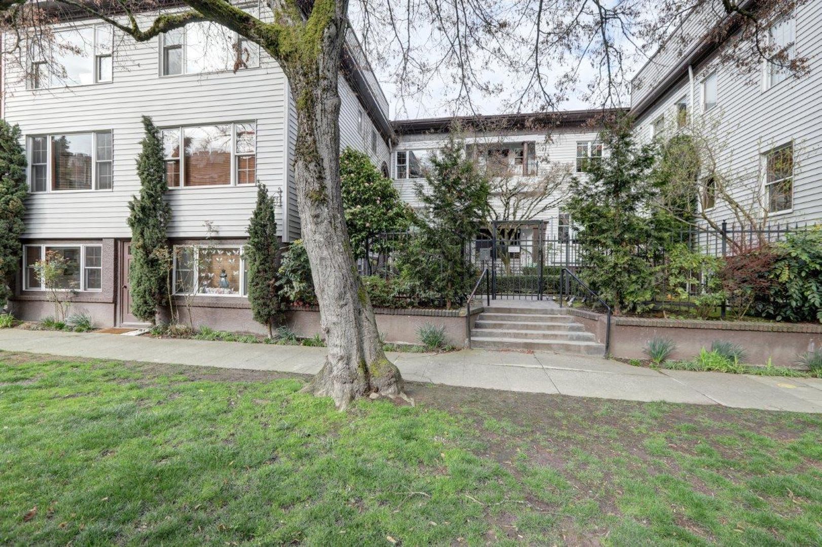 Gorgeous Urban Condo, Historic Features, Fantastic Location!!! – photo 1