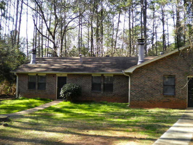 2BR 1 Bath Duplex on the Eastside! Available soon! – photo 1