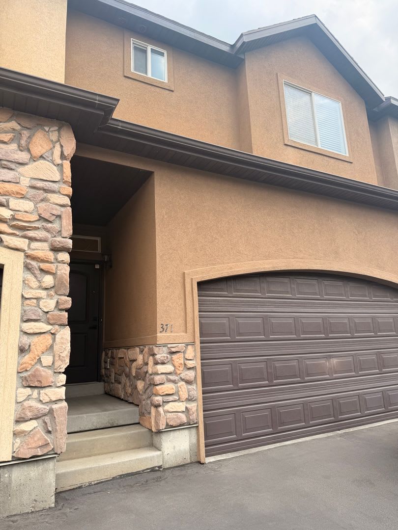 Cozy 3 bedroom 2.5 Bathroom Townhome – photo 1 of 15