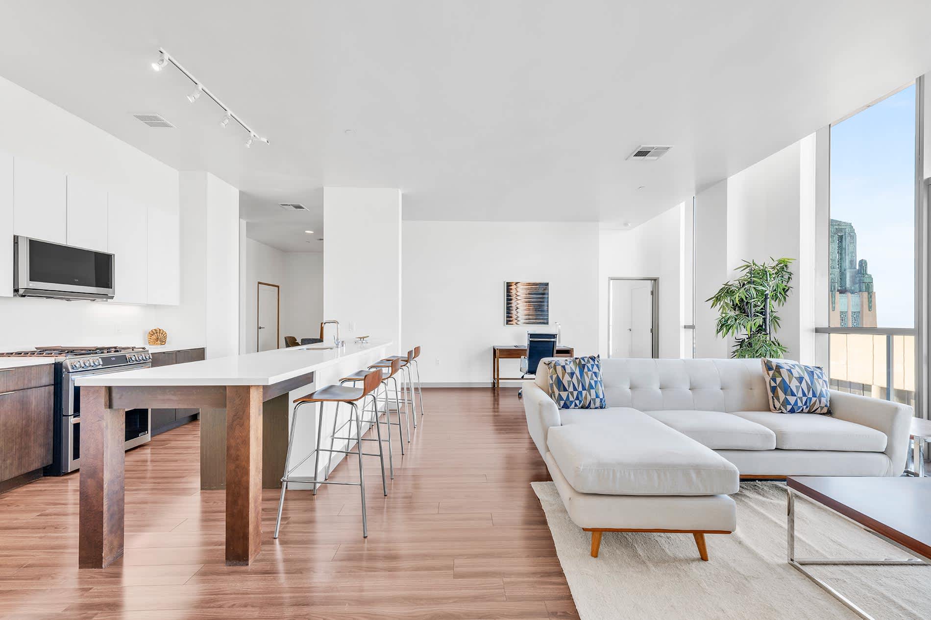 3033 Wilshire – photo 1