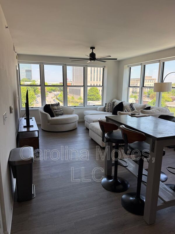 100 East – photo 1
