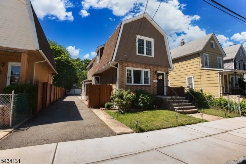 138 Jerome Pl – photo 1 of 29