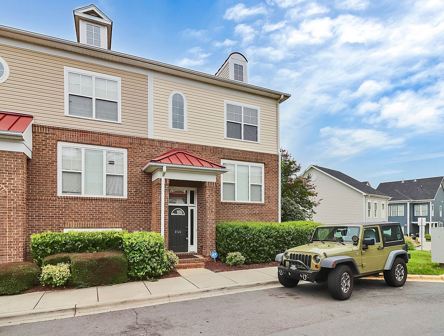 Beautiful End-Unit Townhome on a Prime Location! – photo 1