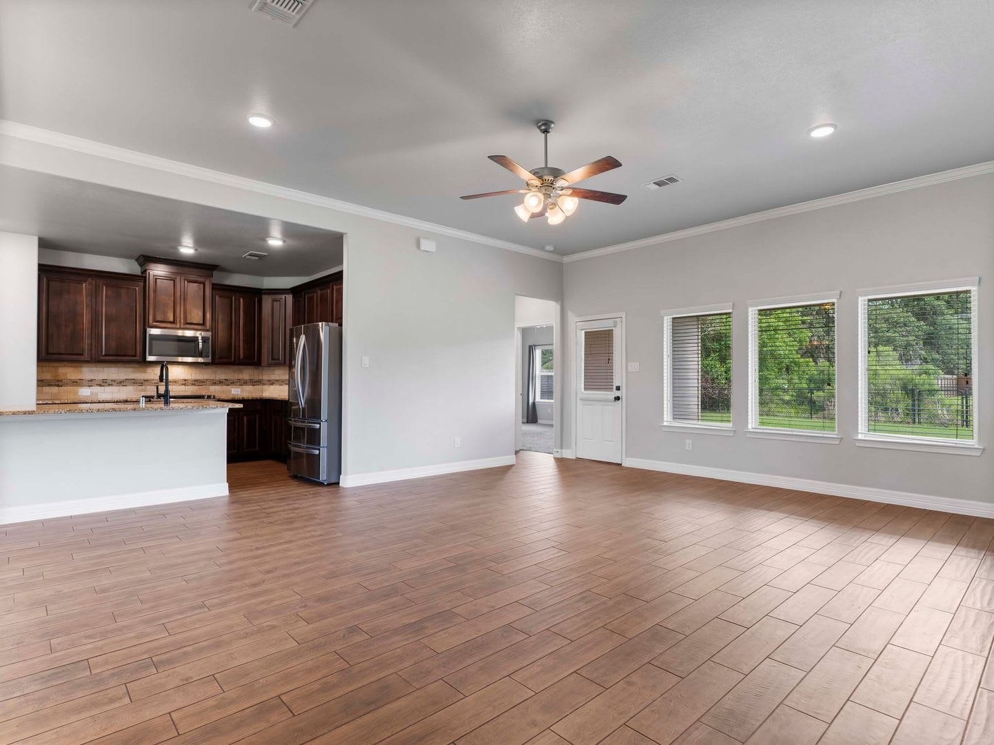 3 bed 2 bath ( Columbia Lakes) – photo 1 of 25