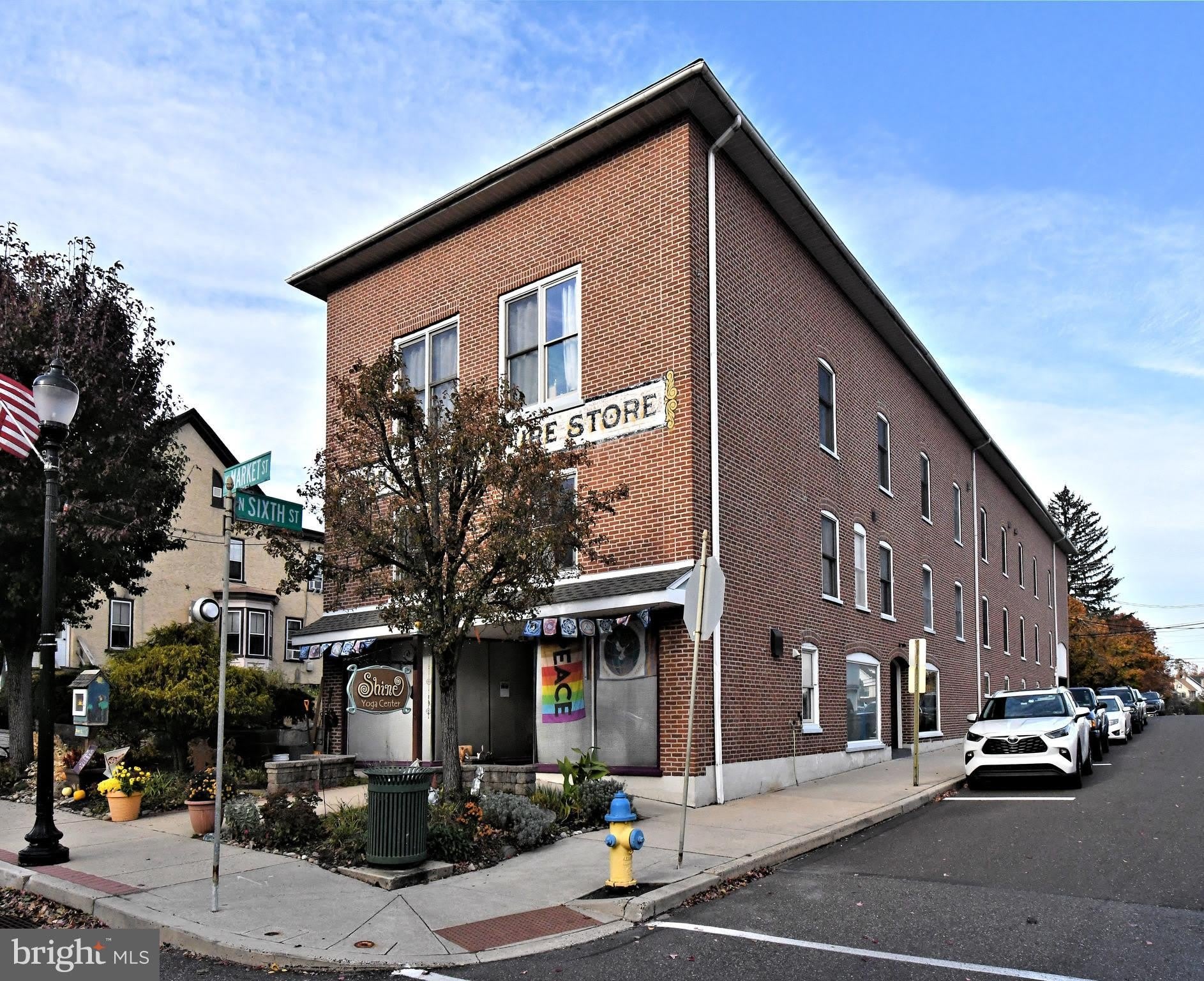 601 W MARKET Street – photo 1 of 25