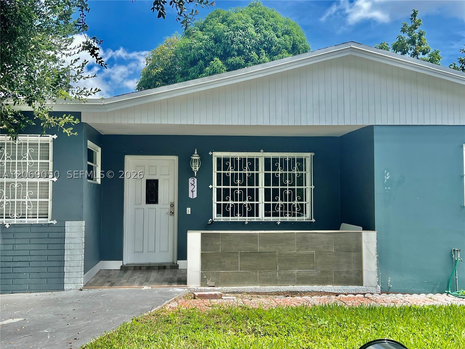 321 NE 170th St – photo 1