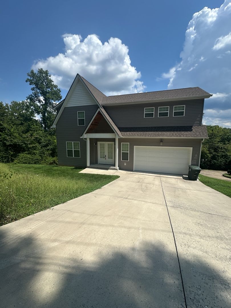 Newer Spacious 3 Bedroom 2.5 Bathroom in Hixson! – photo 1