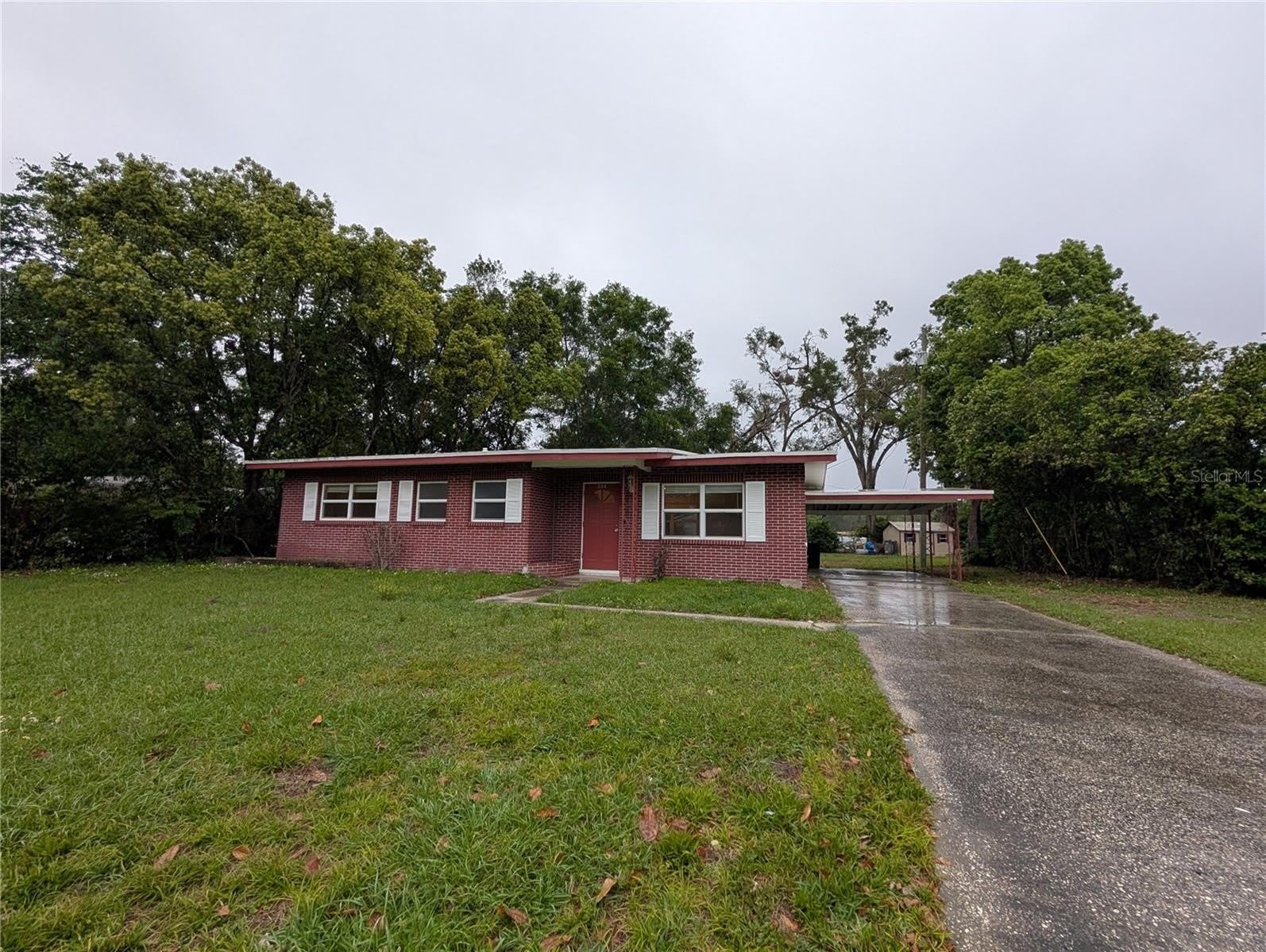 208 OAKWOOD Drive – photo 1 of 14
