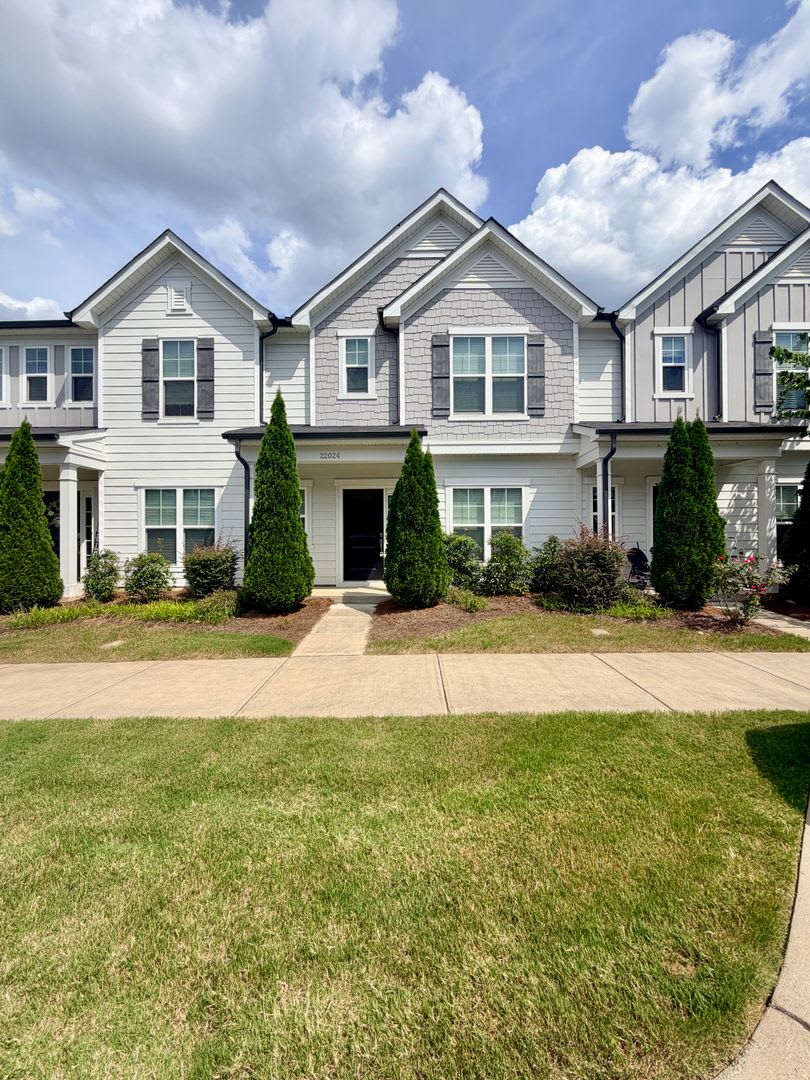 3BR/2.5BA Townhouse in Pringle Town – photo 1