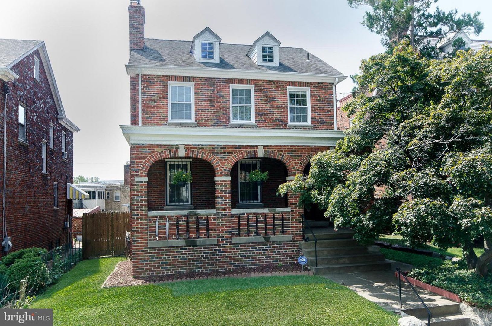 Spacious 4-level detached home – photo 1