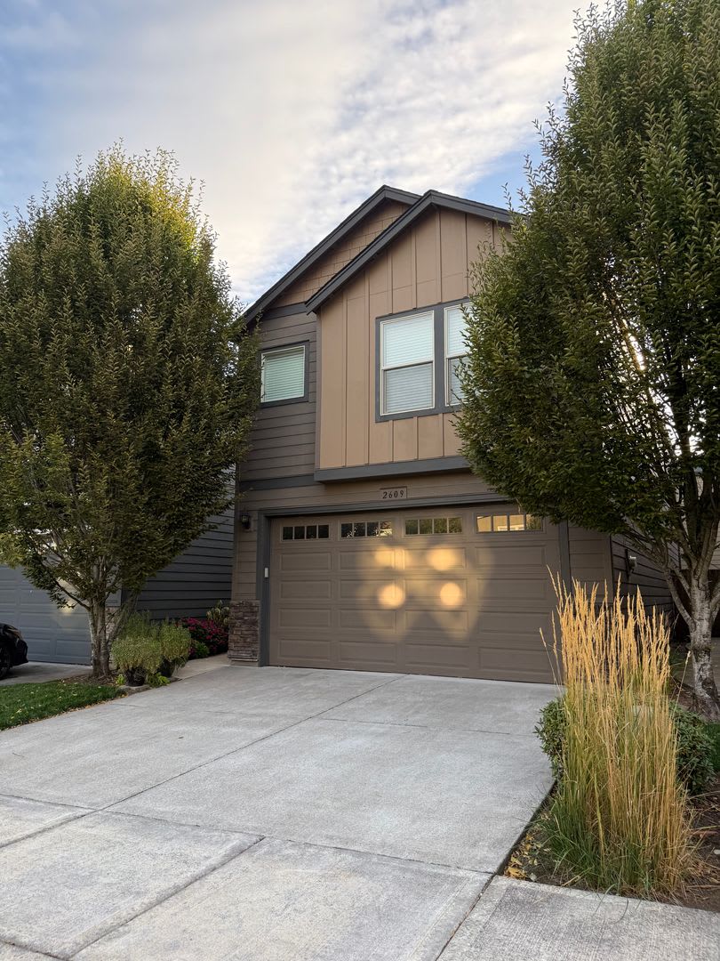 Beautiful 3 Bedroom House with High Ceilings, 2 Car Garage, Great Location & More! – photo 1