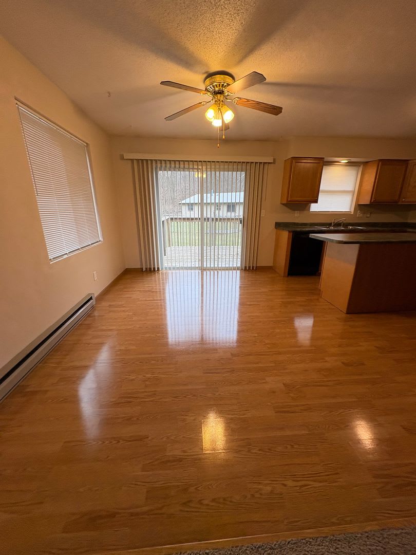 Large 2 Bedroom, 1 Bathroom Upper Duplex In Holmen – photo 1 of 11