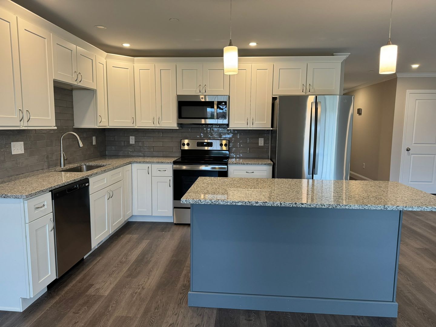 108 Mammoth Rd – photo 1 of 19