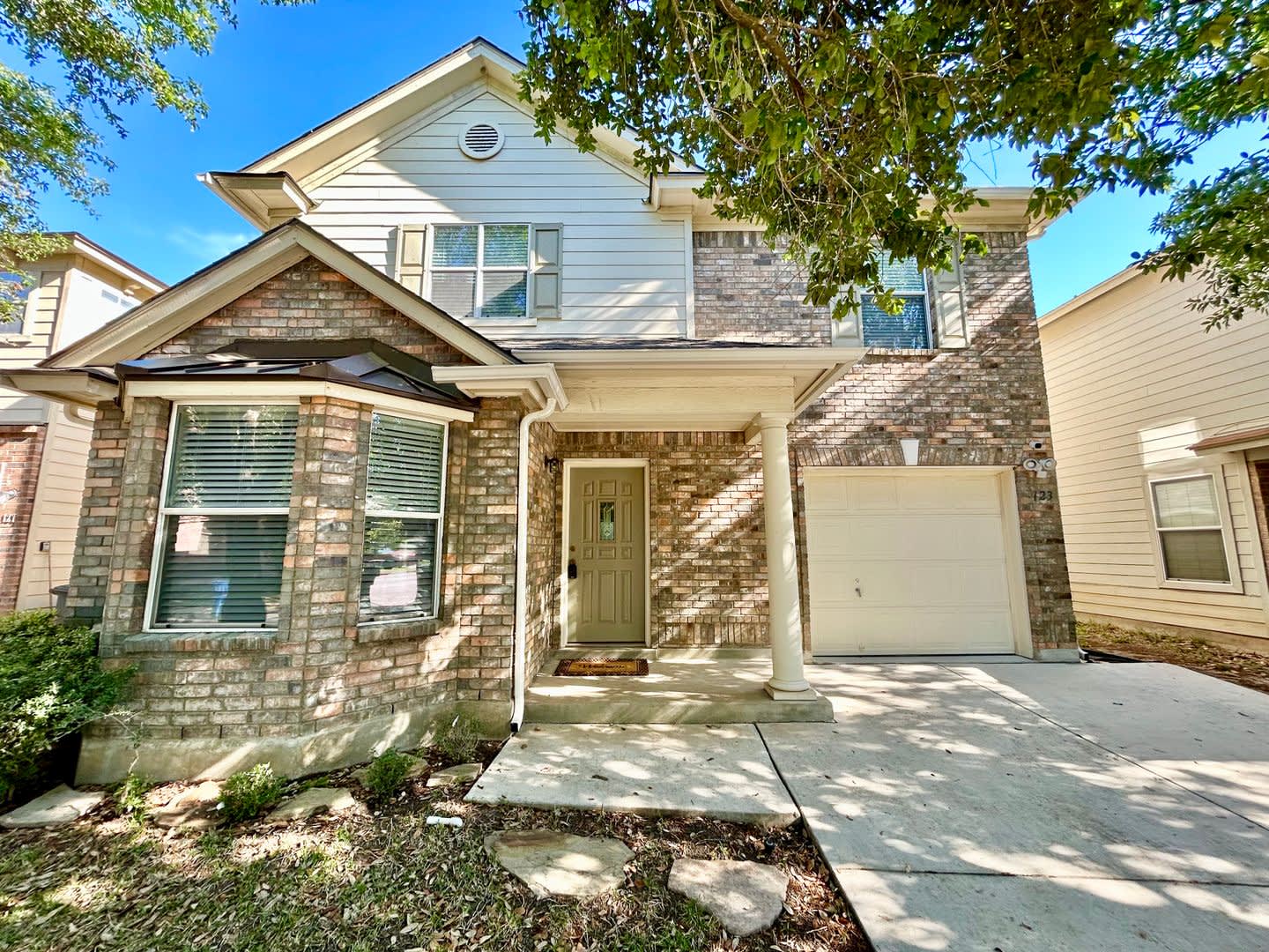 *MOVE IN SPECIAL* Beautiful 4-Bedroom Home Near UTSA & La Cantera! AVAILABLE NOW! – photo 1