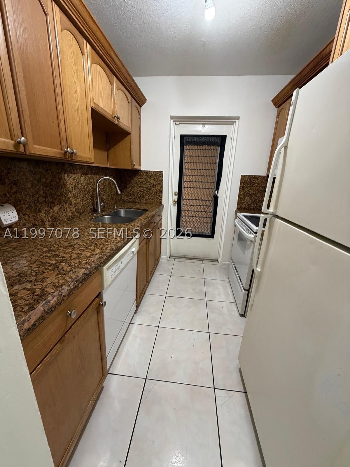 8704 NW 35th St – photo 1