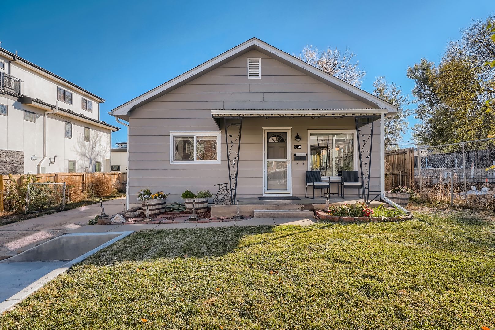 AVAILABLE NOW, LARGE YARD AND DETACHED 2 CAR GARAGE, UPDATED FLOORS AND BATH, $0 DEPOSIT OPTIONS! – photo 1